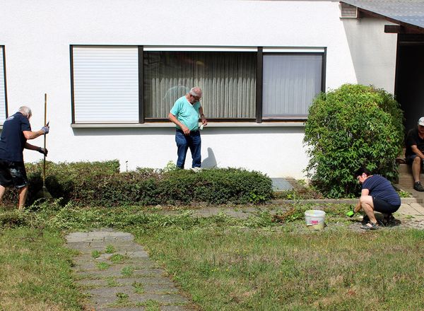 Arbeitsdienst rund ums Handballer-Stüble in Illingen