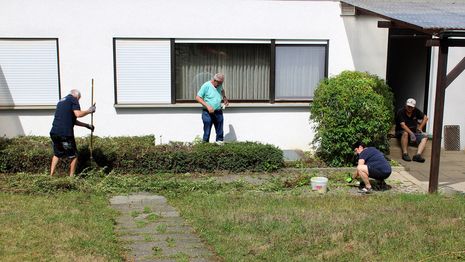 Arbeitsdienst vor dem Vereinsheim des SV Illingen