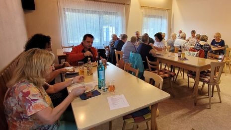 über 50 AH-Handballer mit Anhang und Freunde der Handballabteilung beim traditionellen 22. Rostbrätles-Abend