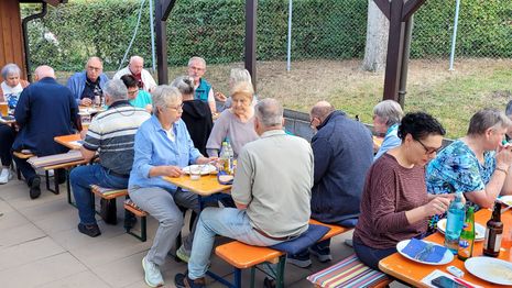 über 50 AH-Handballer mit Anhang und Freunde der Handballabteilung beim traditionellen 22. Rostbrätles-Abend