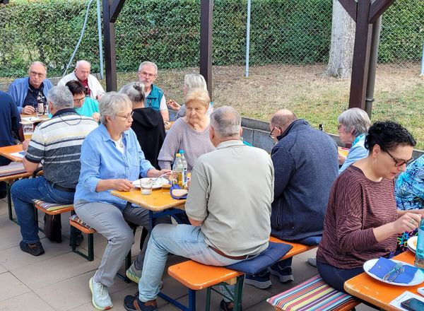über 50 AH-Handballer mit Anhang und Freunde der Handballabteilung beim traditionellen 22. Rostbrätles-Abend