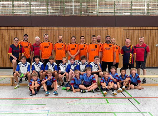 Gruppenbild vom Handball-Abschlusstraining vor den Sommerferien 2026 mit den Eltern